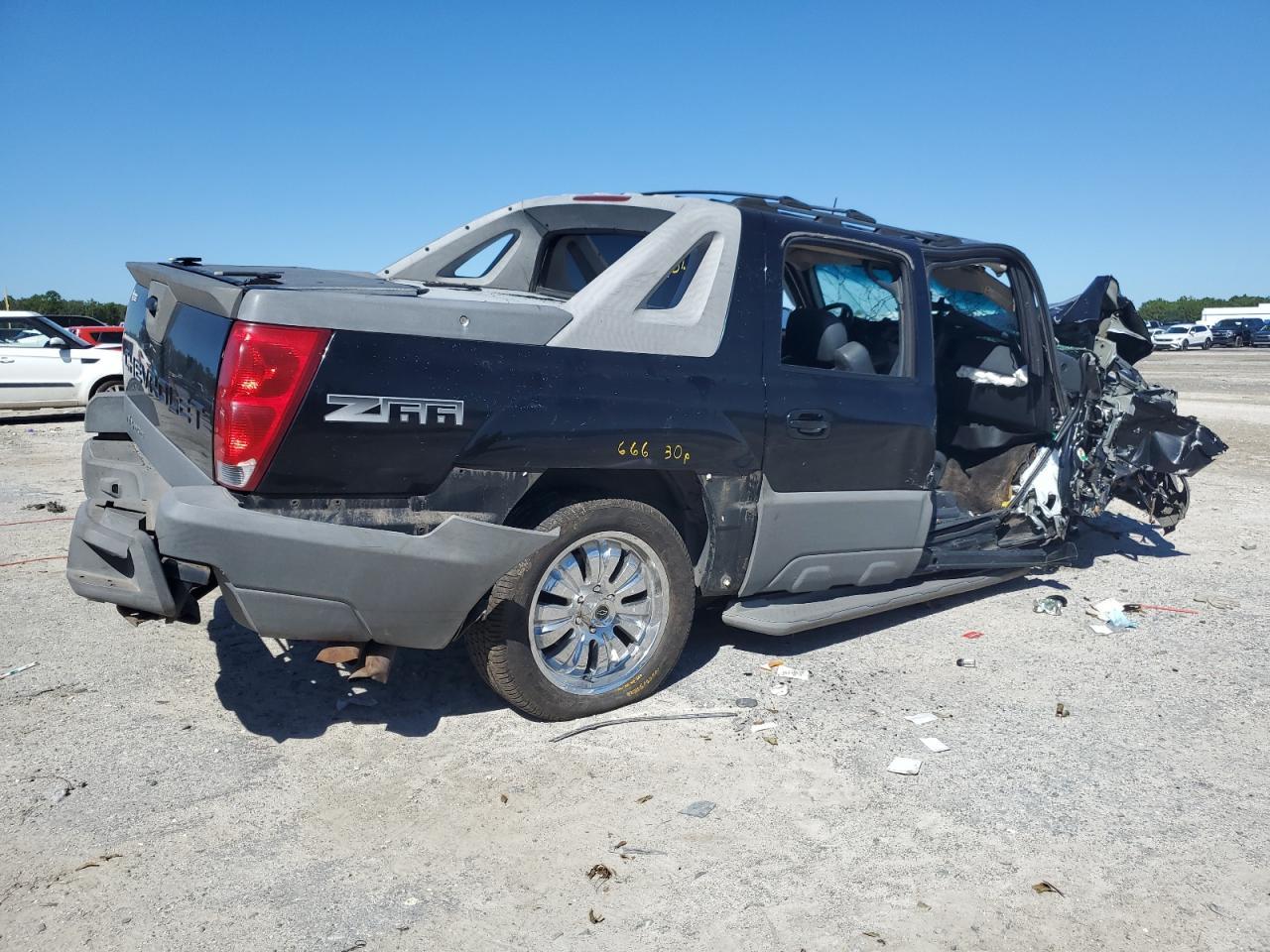 2002 Chevrolet Avalanche C1500 - Image 3