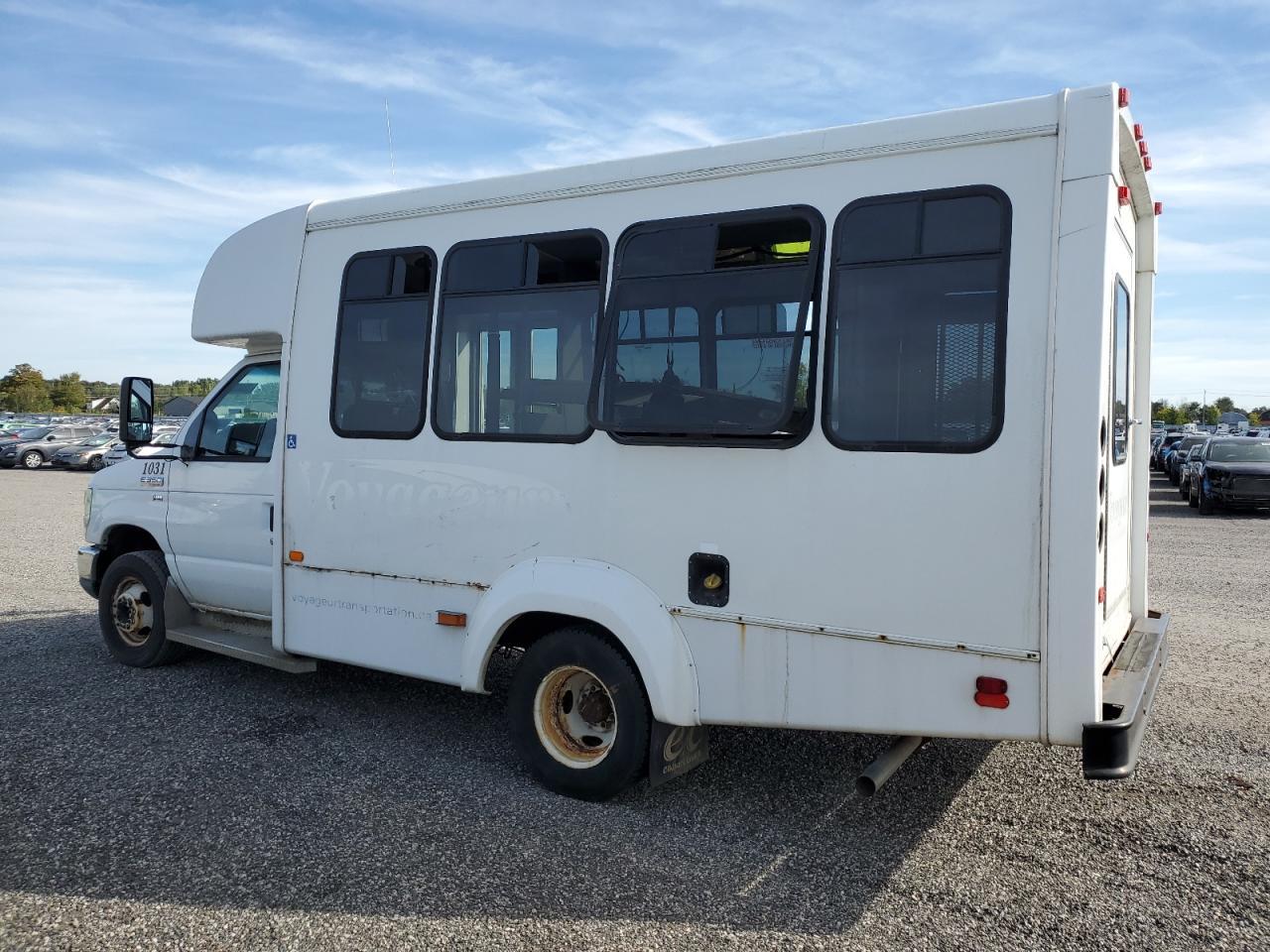 2010 Ford Econoline E350 Super Duty Cutaway Van - Фото 2