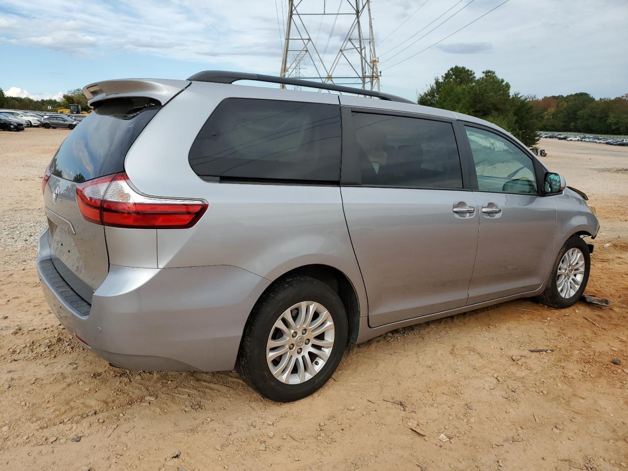 2017 Toyota Sienna Xle - Image 3