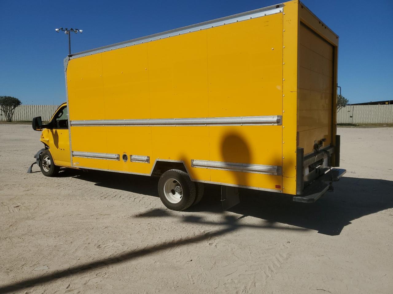 2017 GMC Savana Box Truck - Фото 2