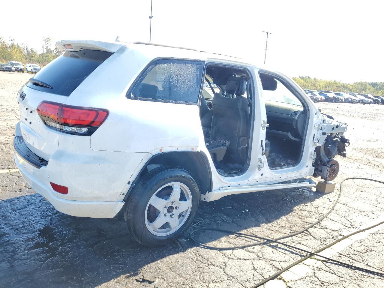 2018 Jeep Grand Cherokee Laredo - Image 3