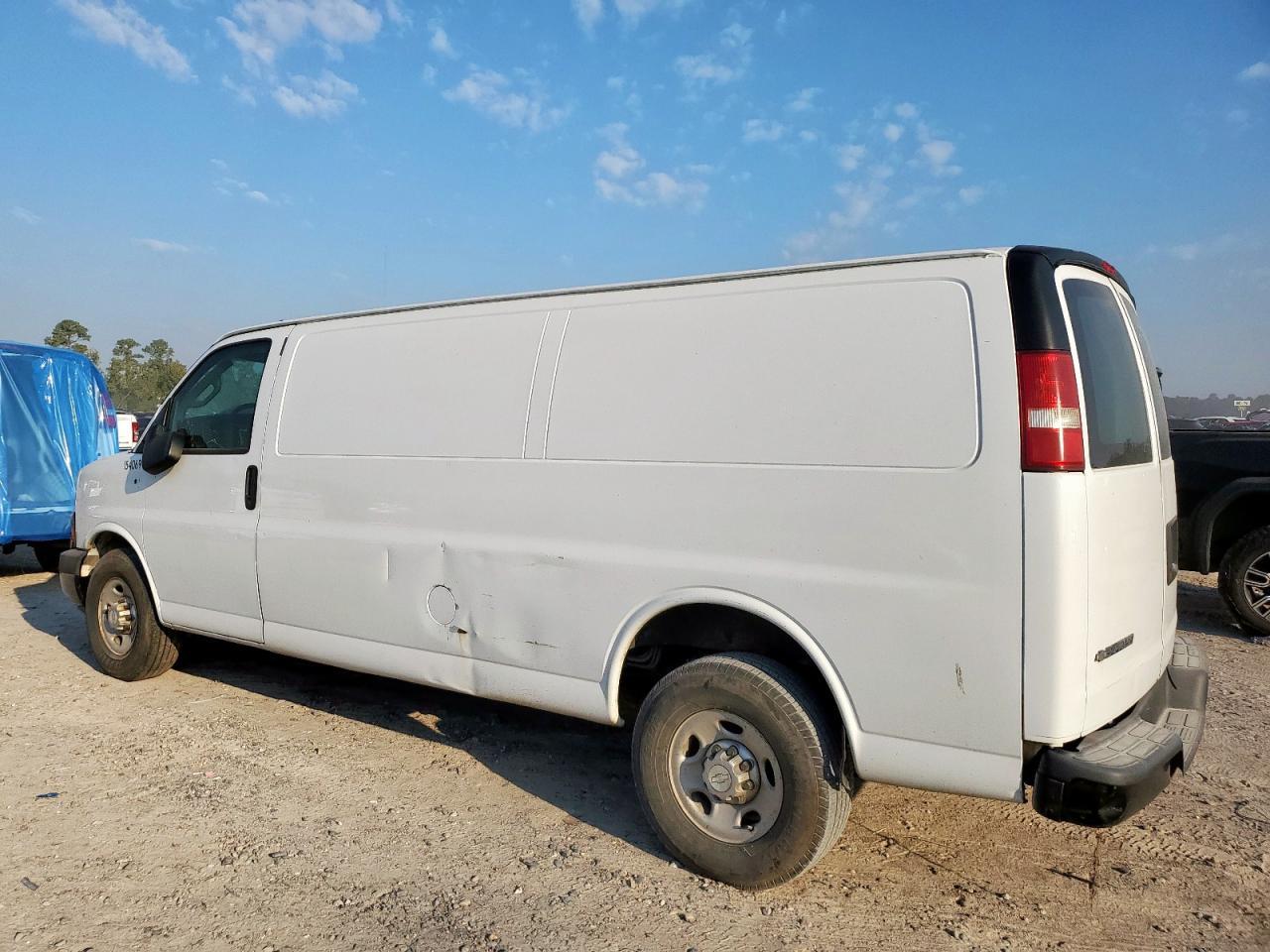 2018 Chevrolet Express 3500 Delivery Van - Фото 2