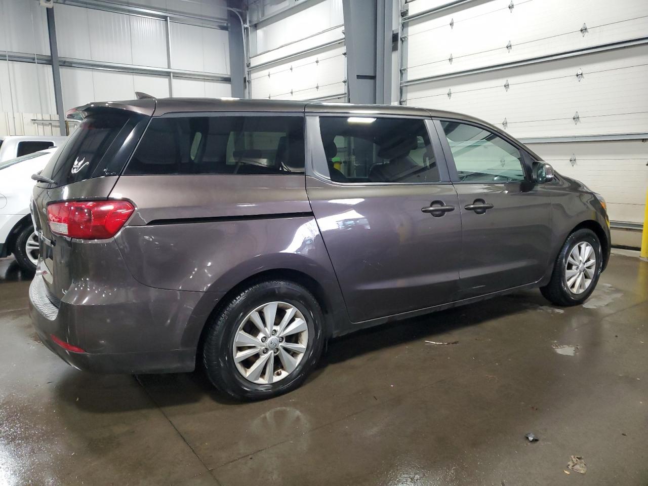2017 Kia Sedona Lx - Фото 3