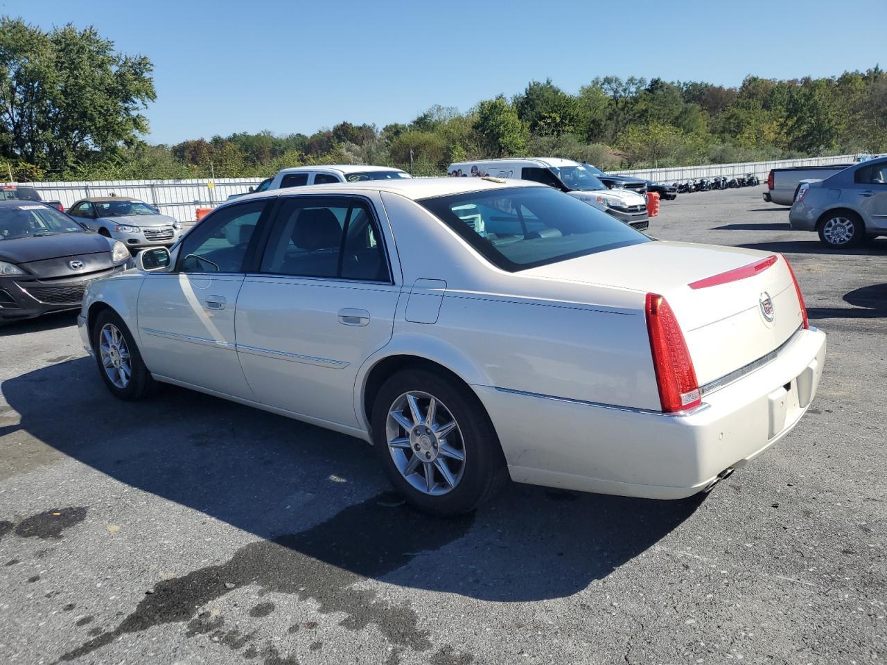 2011 Cadillac Dts Luxury Collection - Image 2
