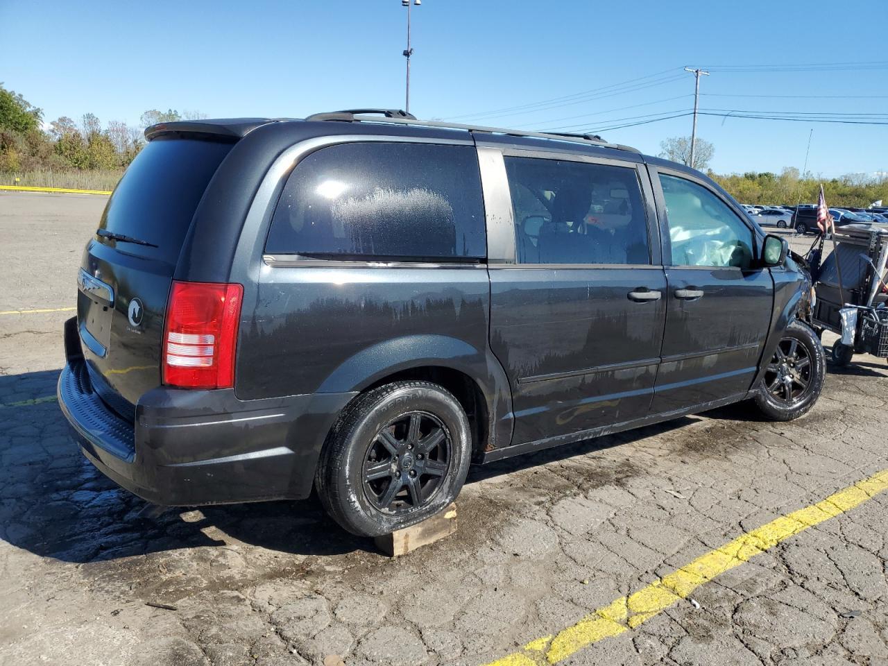 2008 Chrysler Town & Country Lx - Image 3
