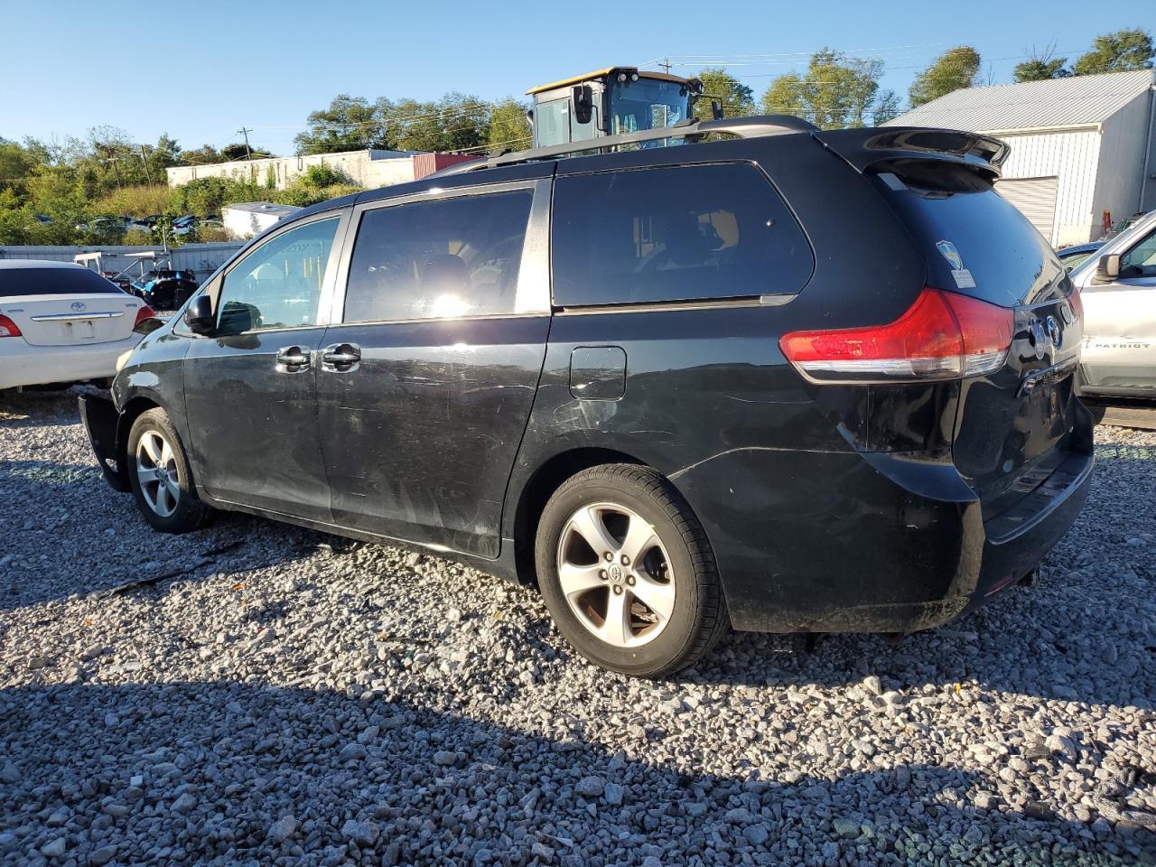 2011 Toyota Sienna Le - Фото 2