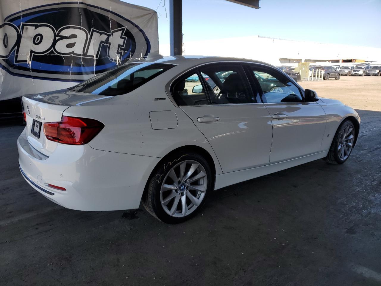 2017 BMW 330E - Фото 3