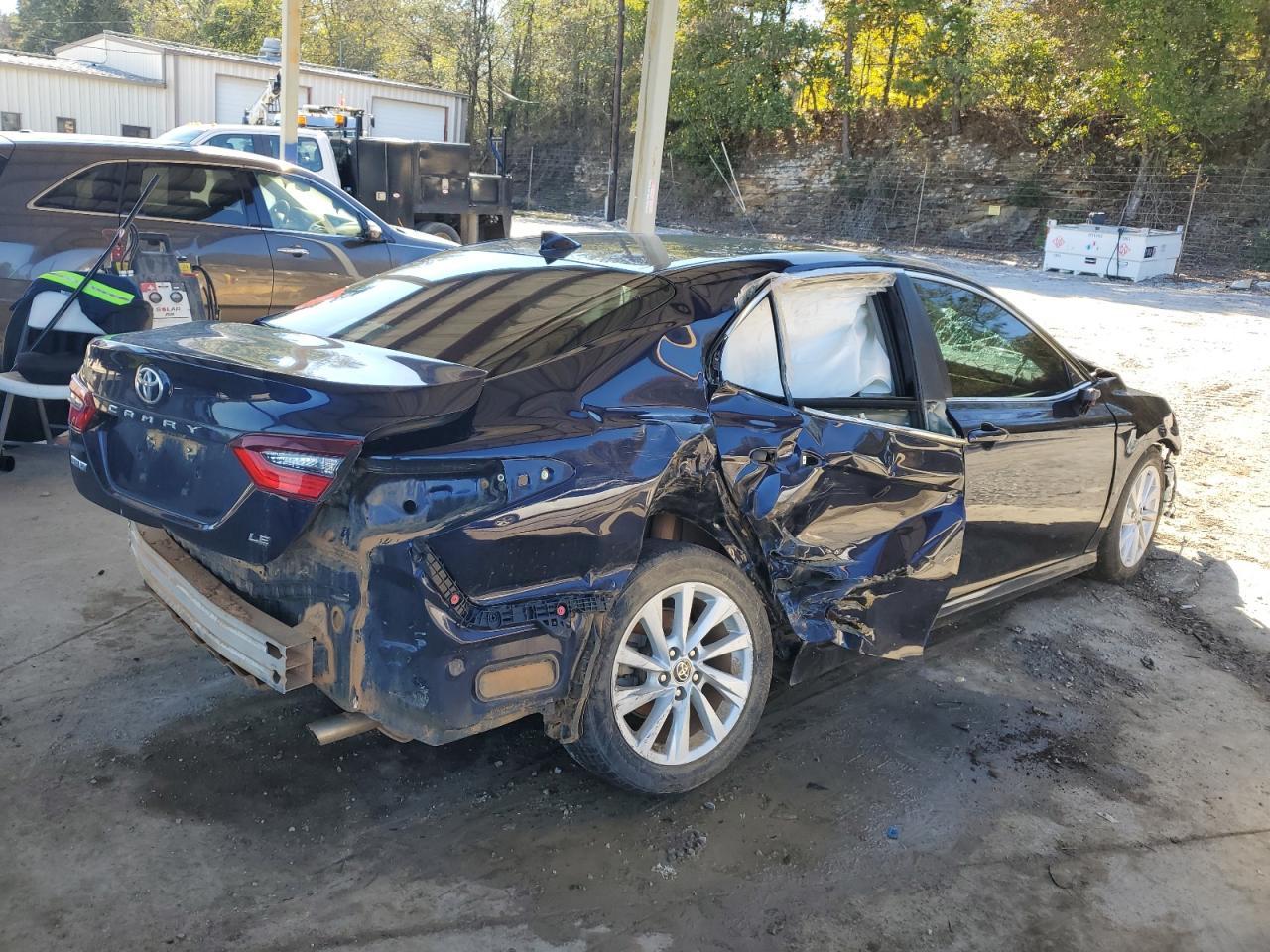 2022 Toyota Camry Le - Фото 3