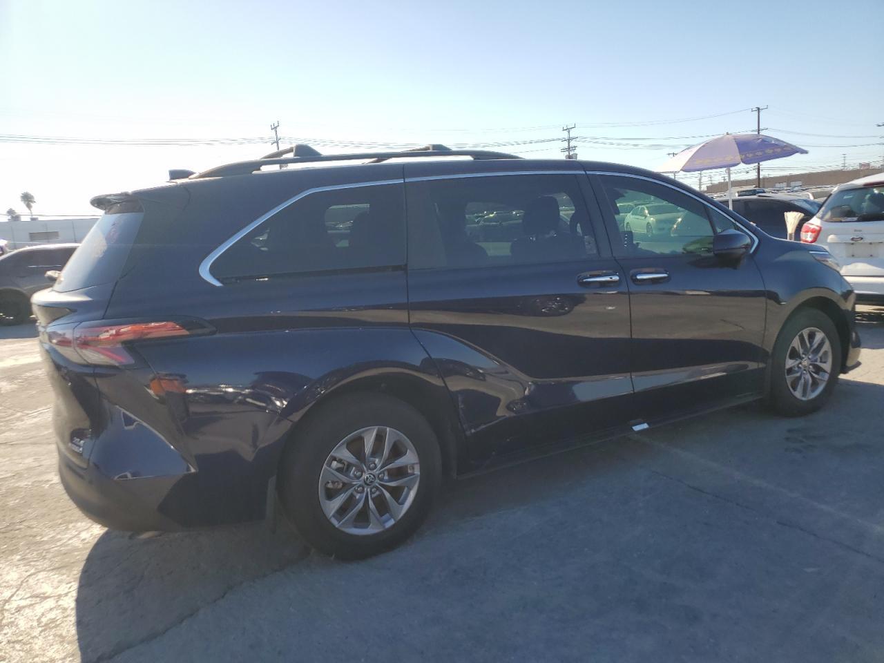 2022 Toyota Sienna Xle - Фото 3