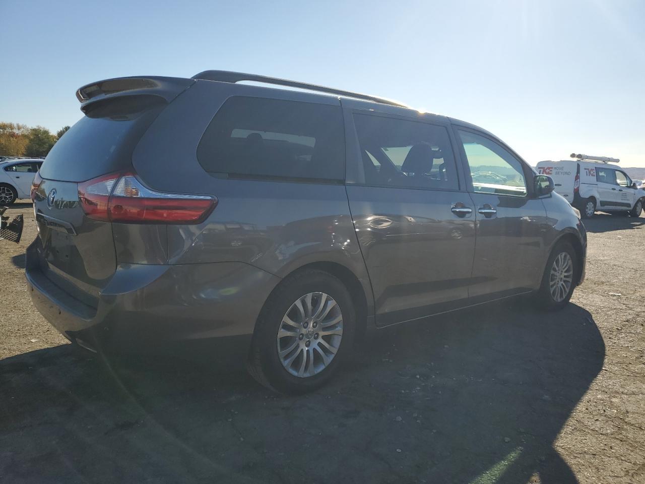 2017 Toyota Sienna Xle - Image 3