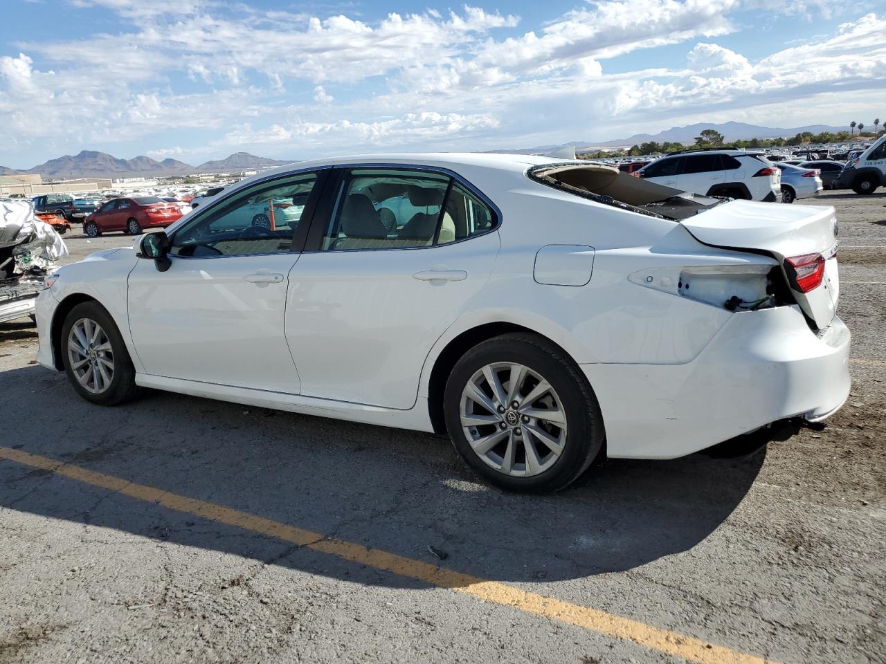 2024 Toyota Camry Le - Фото 2