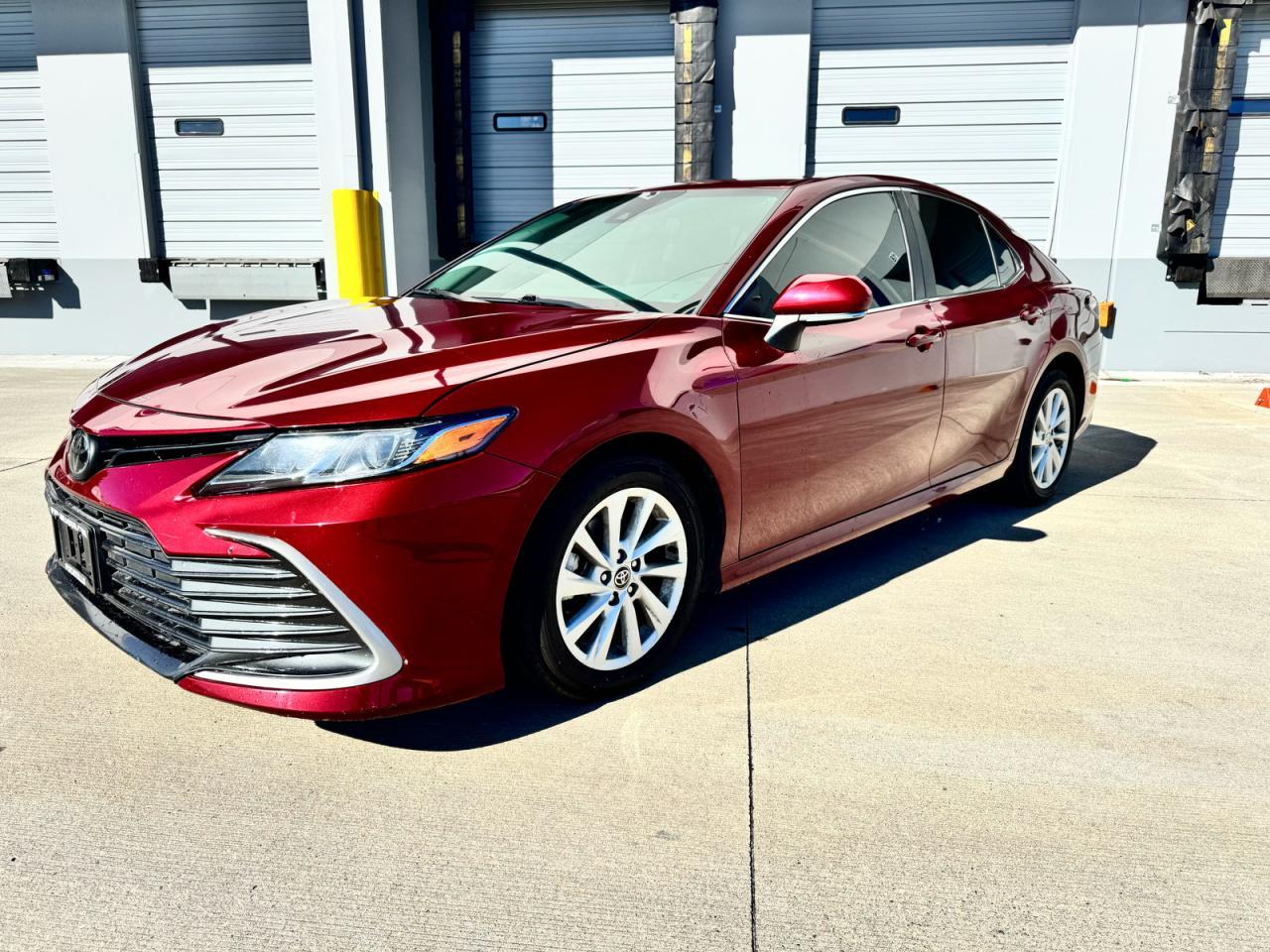 2022 Toyota Camry Le - Фото 2
