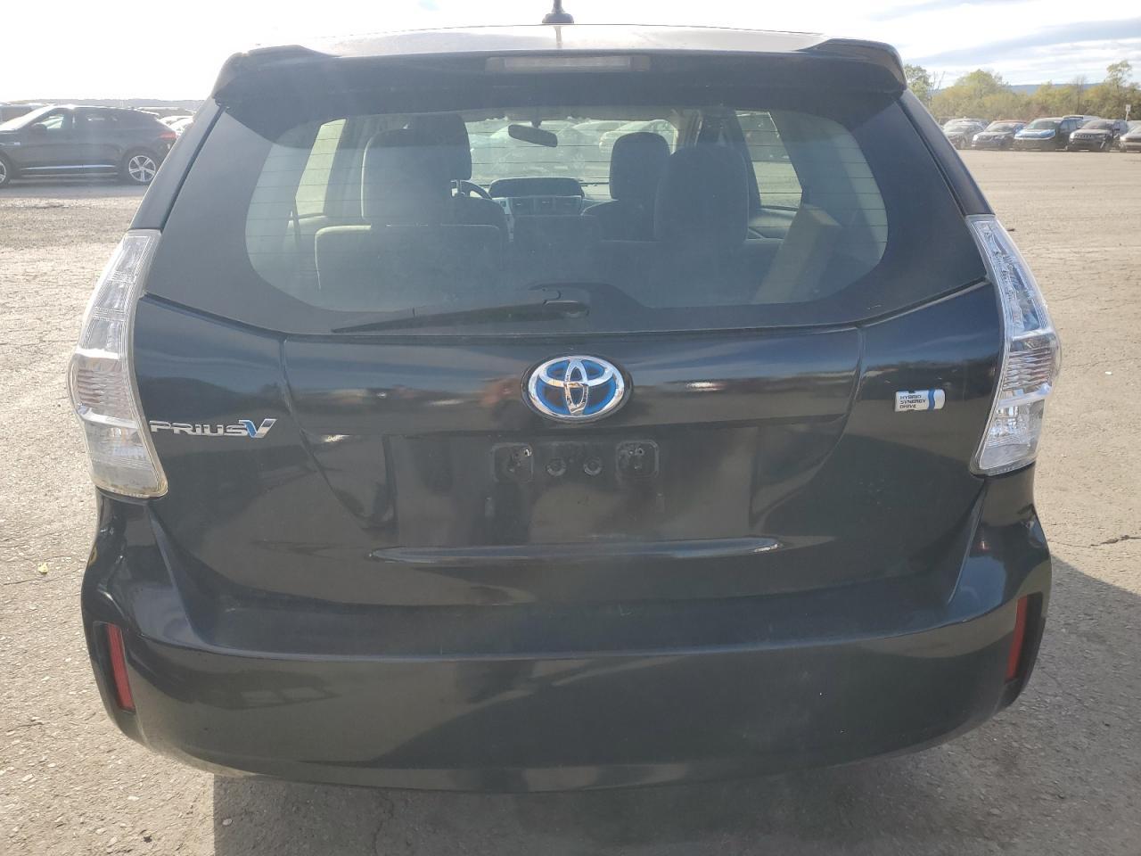 2014 Toyota Prius V - Image 6