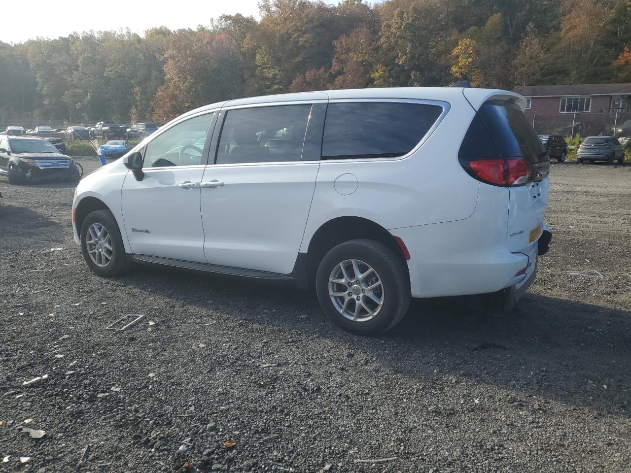 2022 Chrysler Voyager Lx - Фото 2