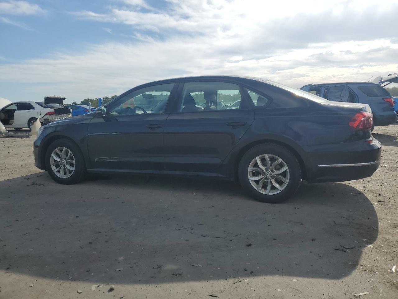 2018 Volkswagen Passat S - Фото 2