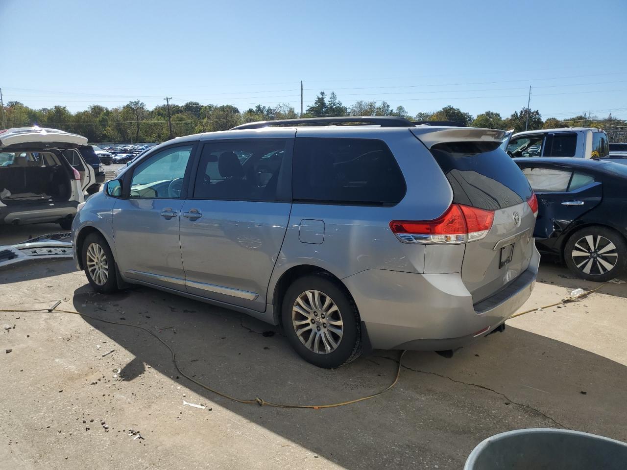 2012 Toyota Sienna Xle - Фото 2