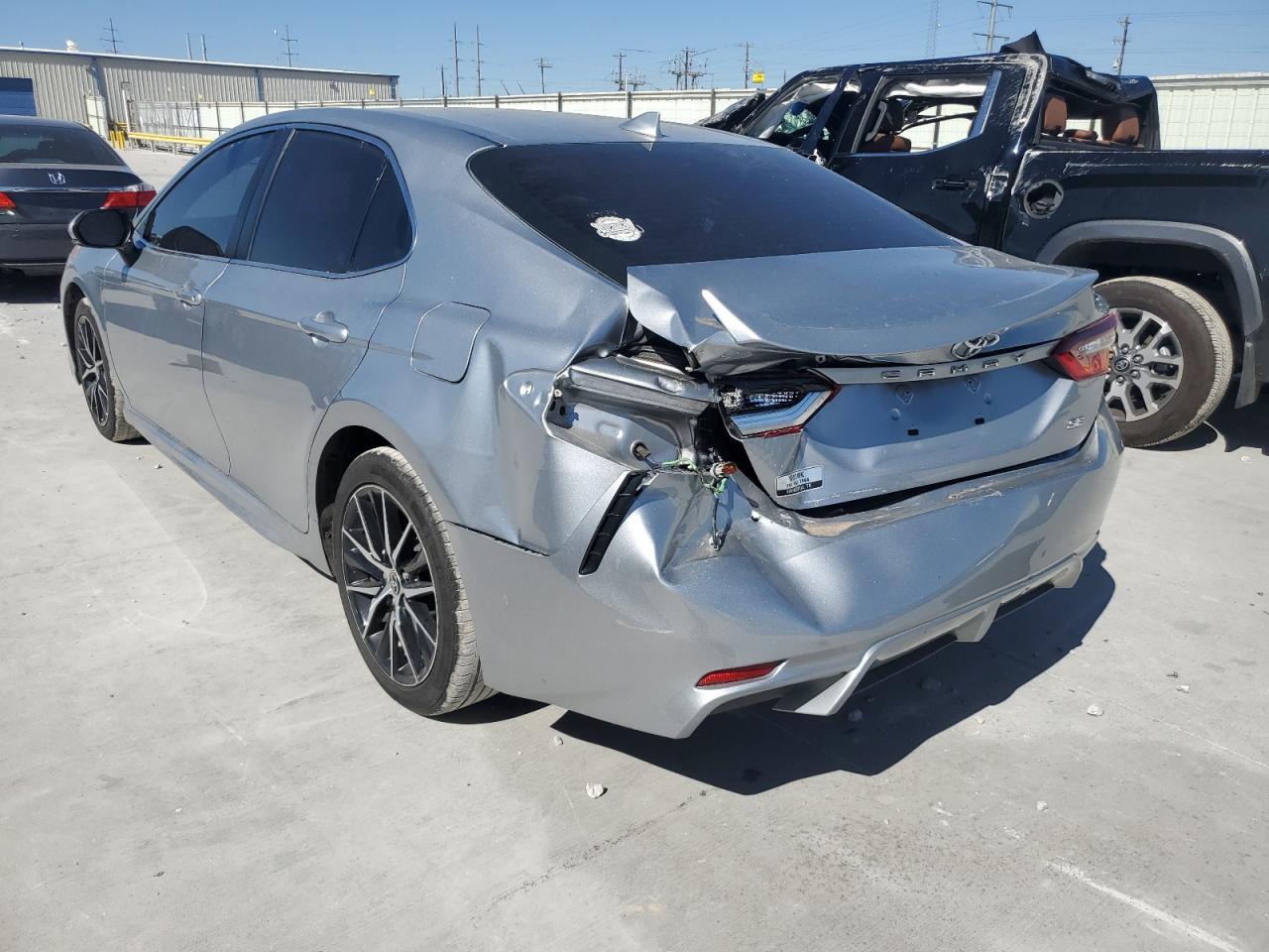2022 Toyota Camry Se - Фото 2