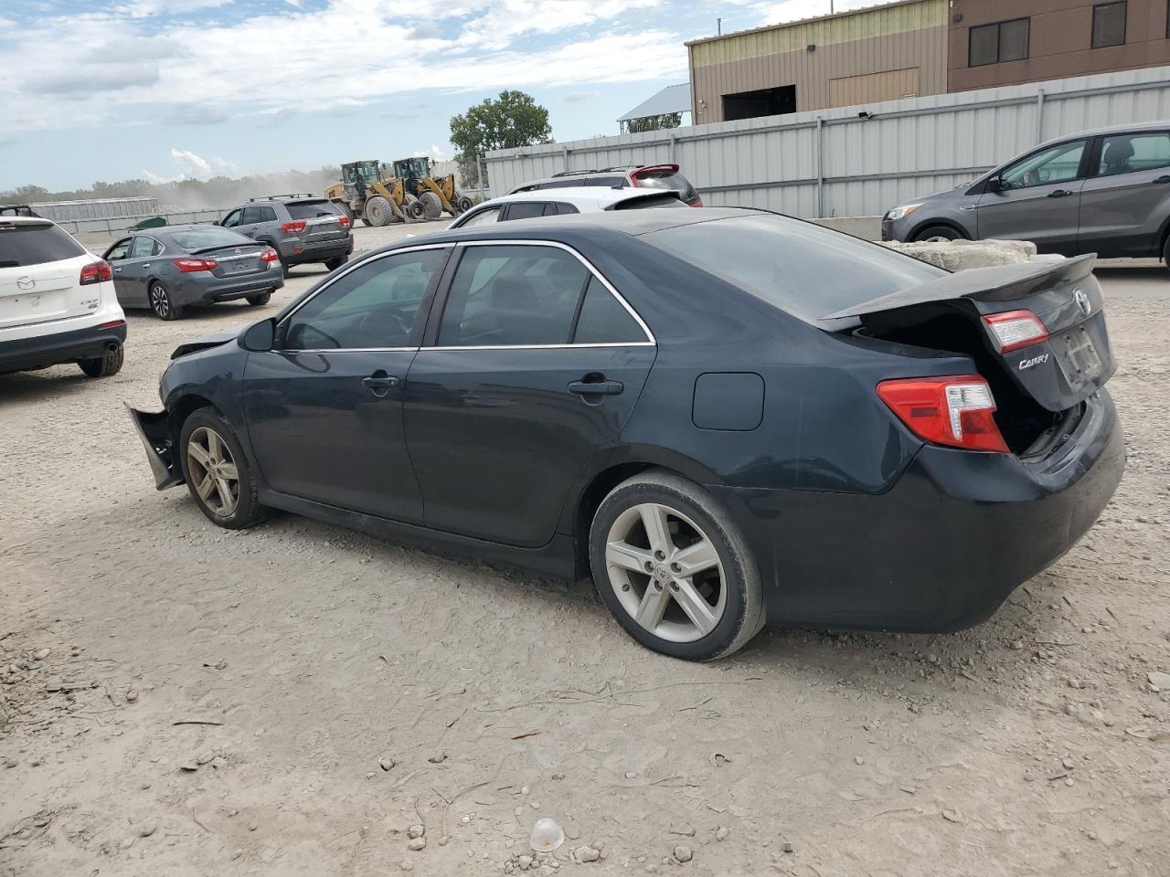 2014 Toyota Camry L - Фото 2