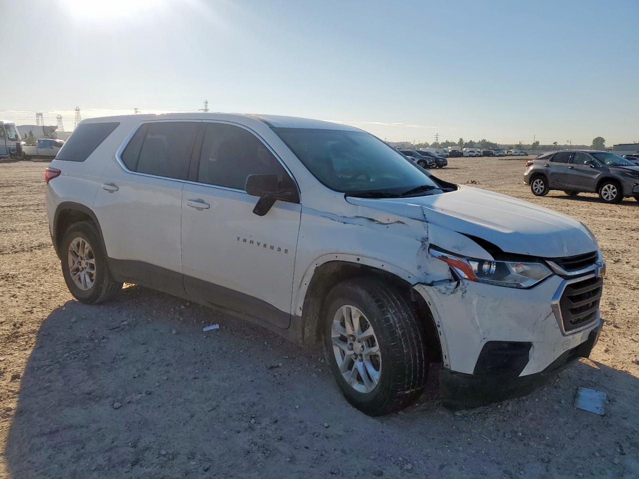 2021 Chevrolet Traverse Ls - Фото 4