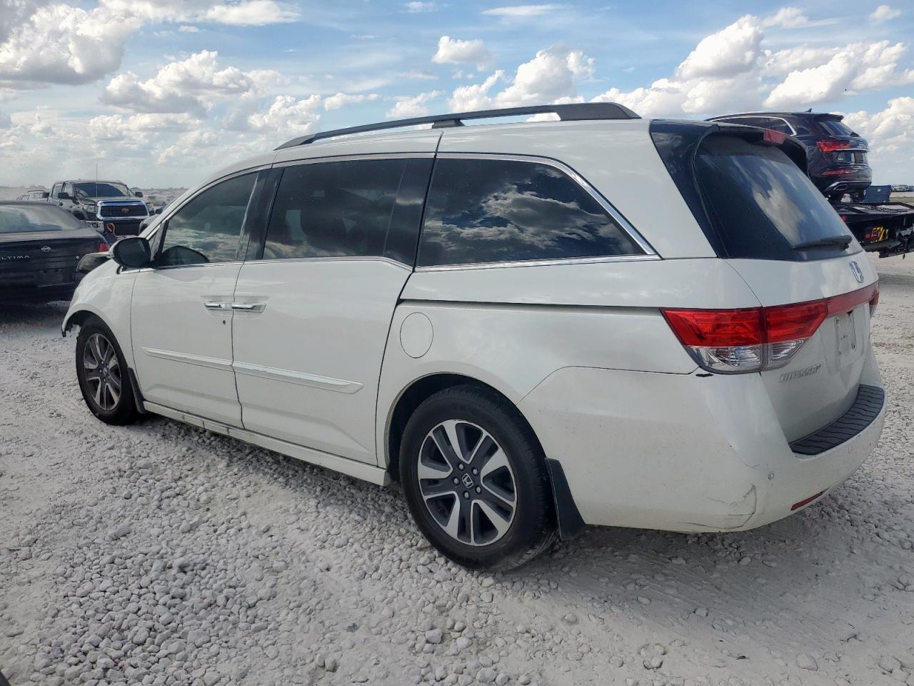 2016 Honda Odyssey Touring - Image 2