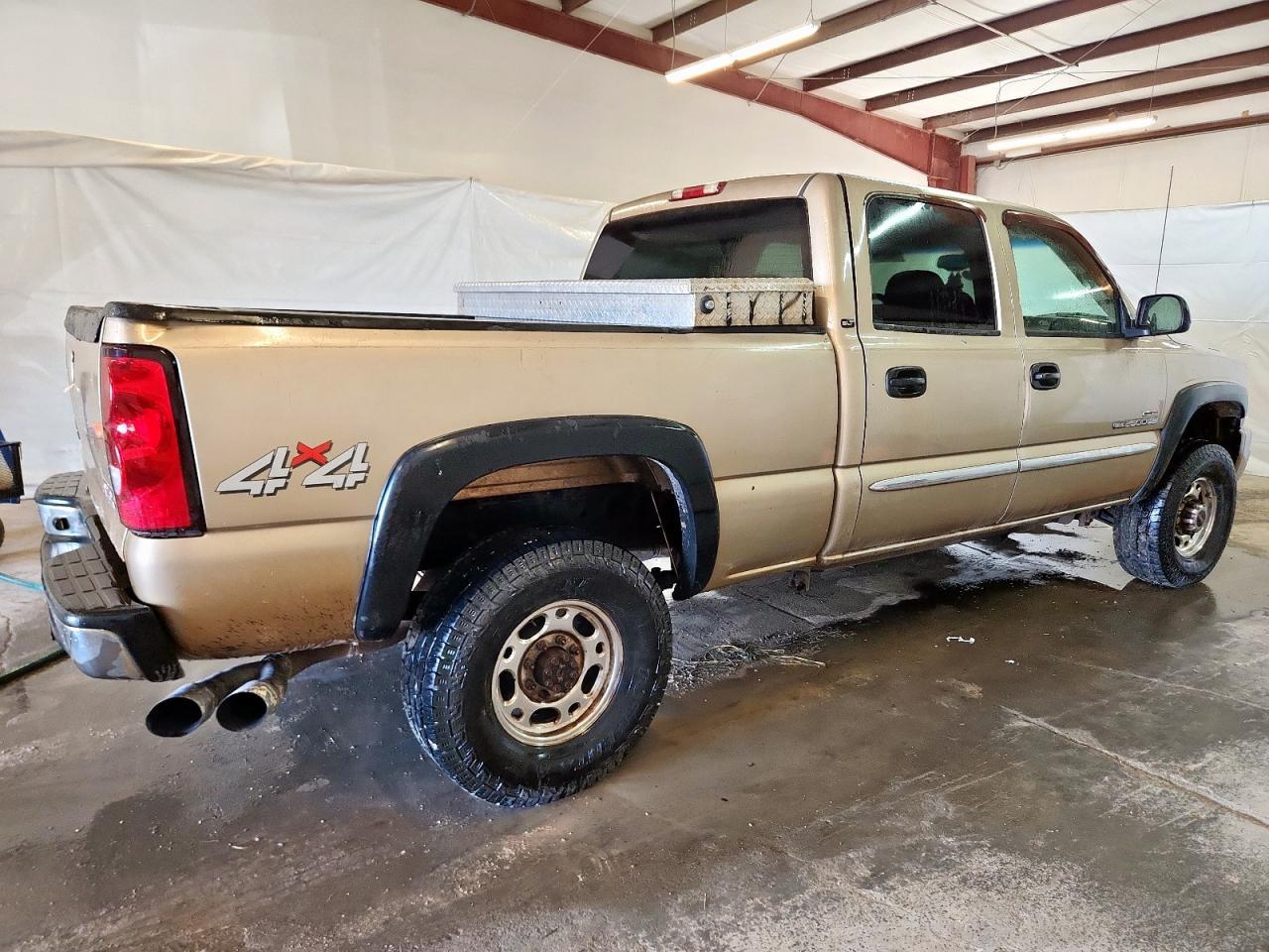 2004 GMC Sierra K2500 Heavy Duty - Image 3