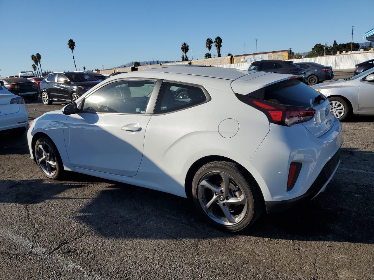 2021 Hyundai Veloster Base - Фото 2