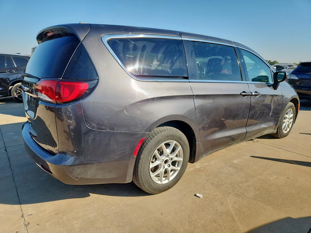 2022 Chrysler Voyager Lx - Фото 3