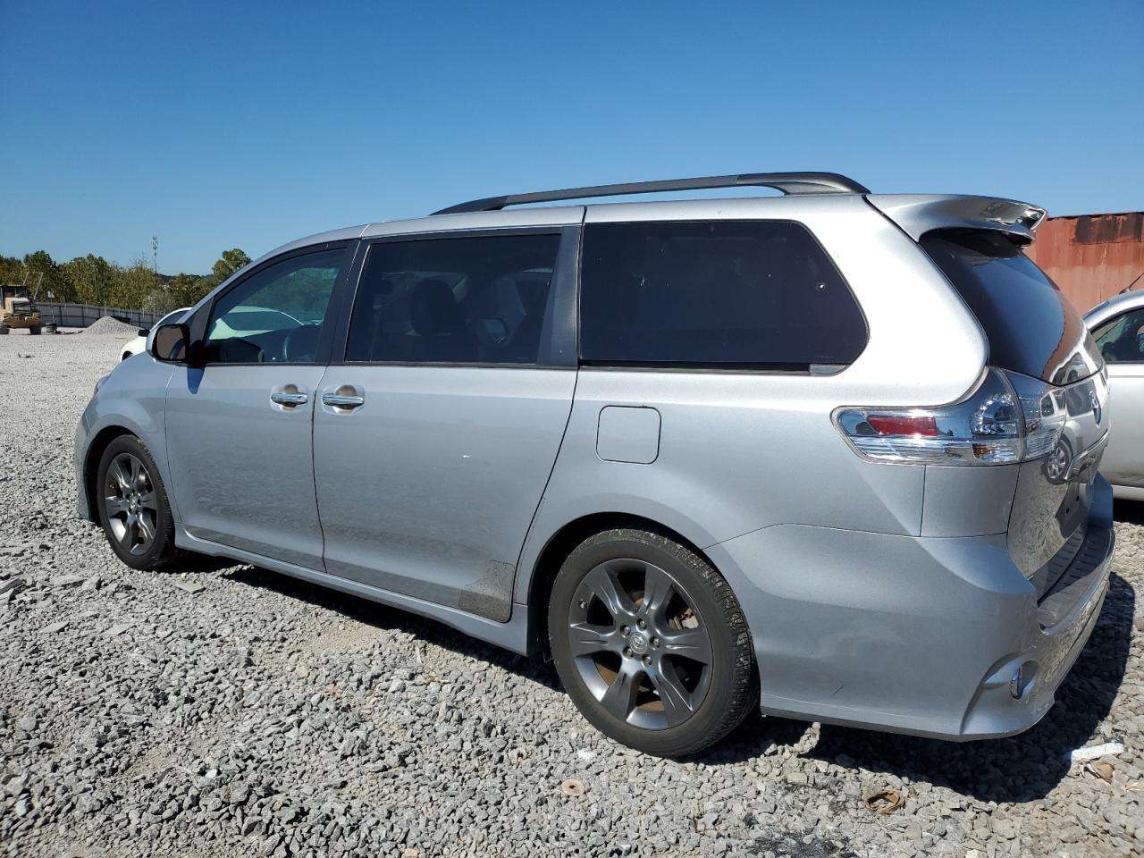 2015 Toyota Sienna Sport - Фото 2