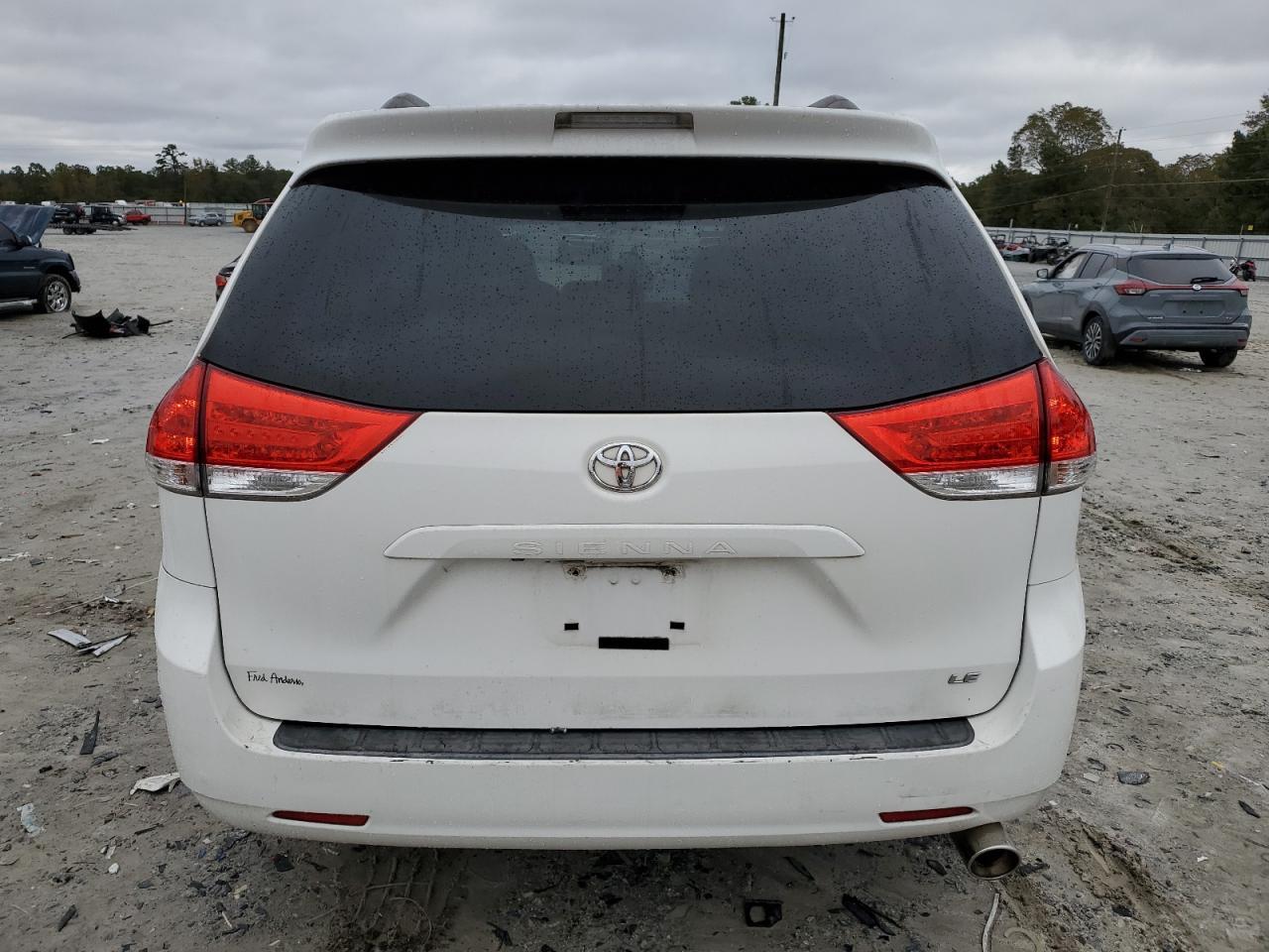 2011 Toyota Sienna Le - Image 6