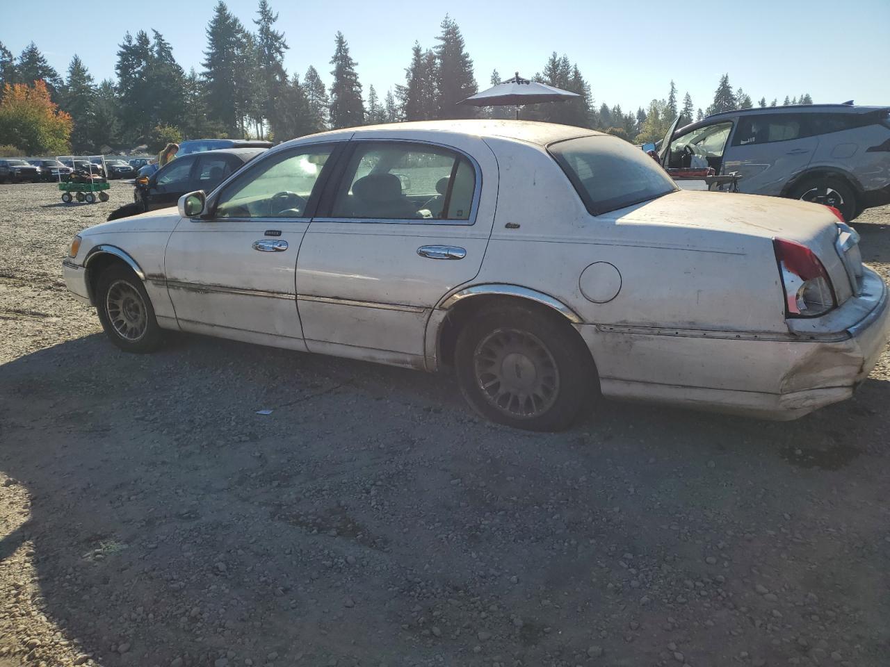 2001 Lincoln Town Car Cartier - Image 2