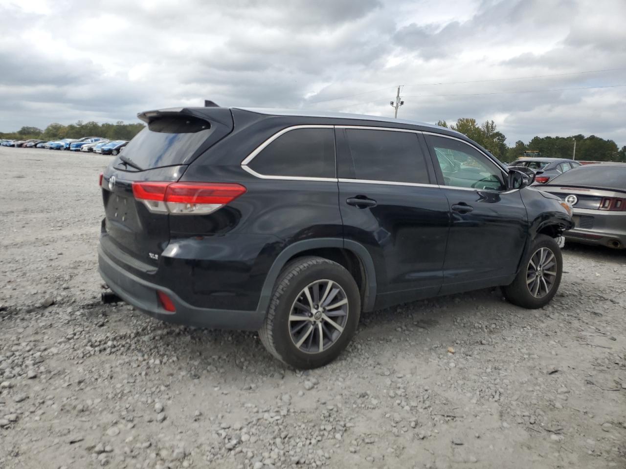 2017 Toyota Highlander Se - Фото 3