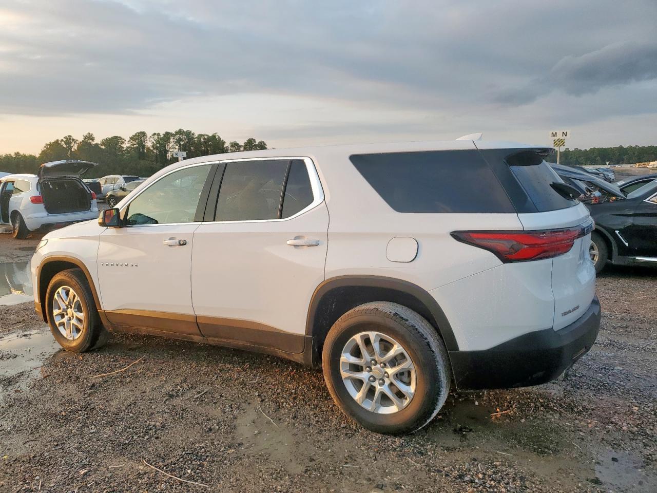 2023 Chevrolet Traverse Ls - Фото 2