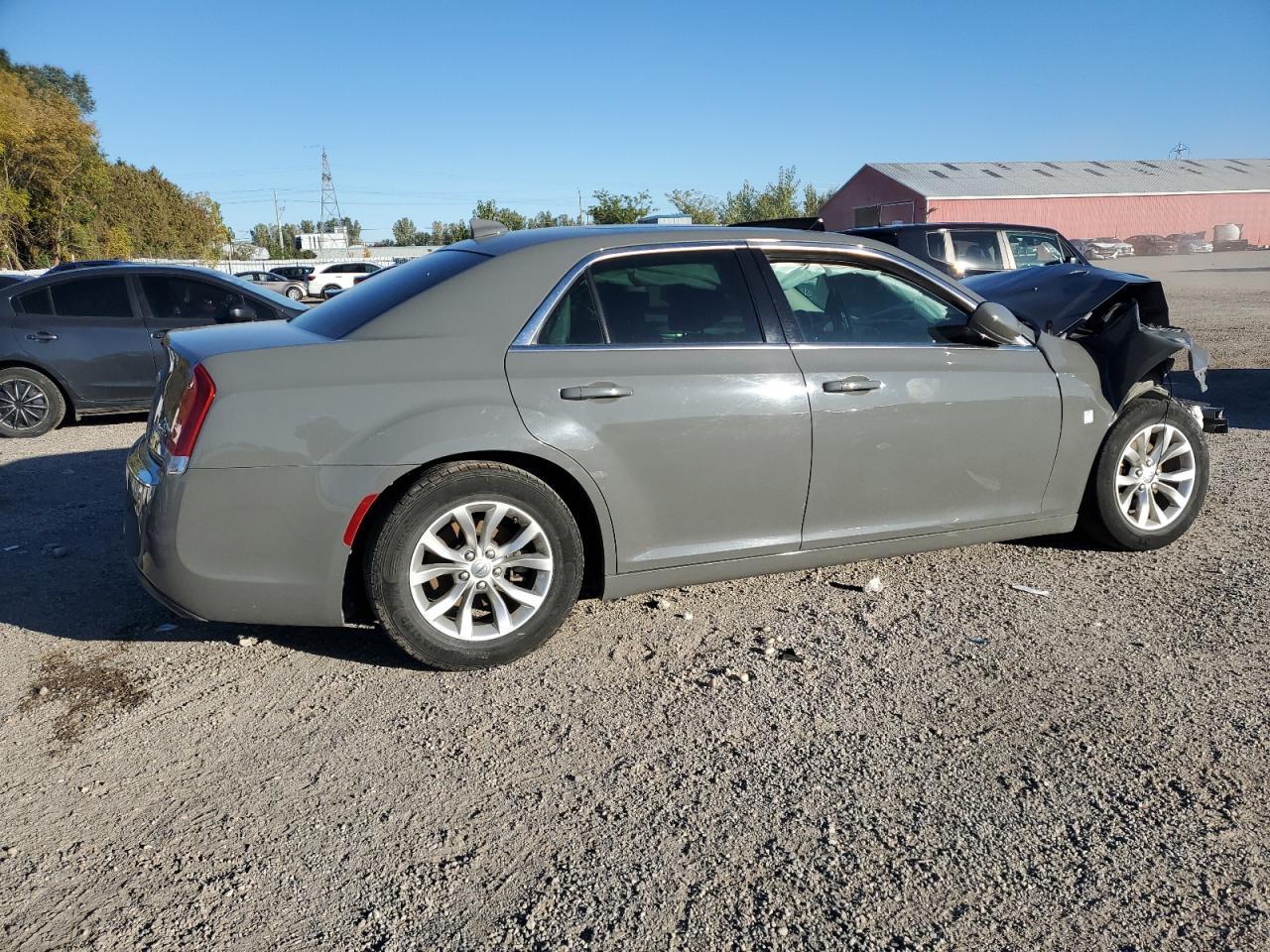 2018 Chrysler 300 Touring - Фото 3