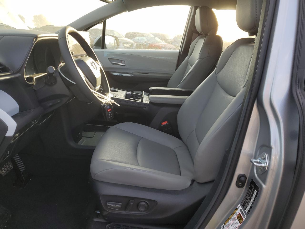 2025 Toyota Sienna Xle - Image 7