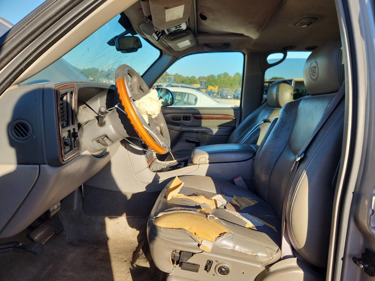 2004 Cadillac Escalade Luxury - Image 7