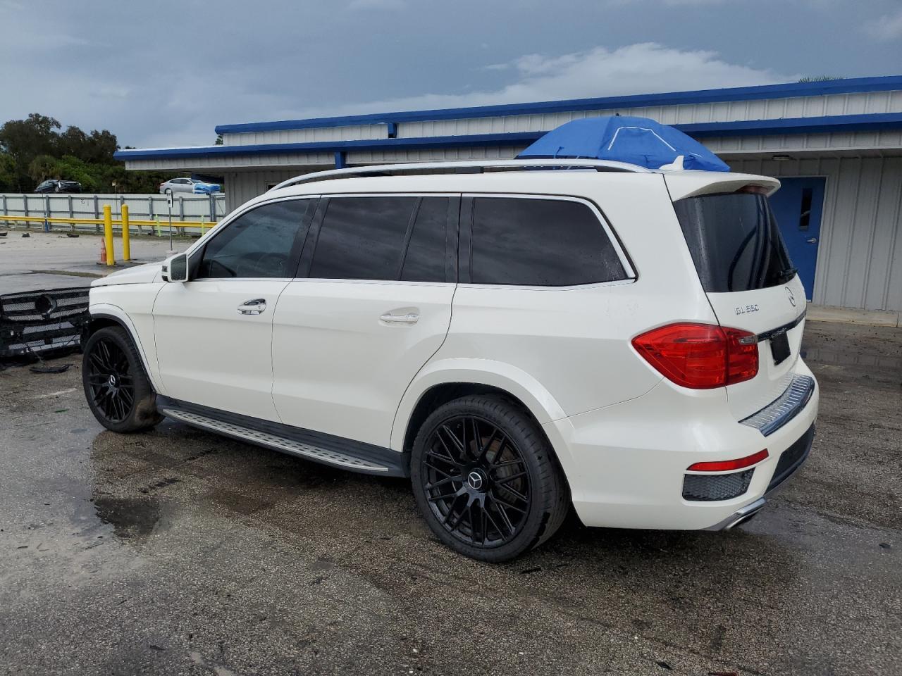 2015 Mercedes-Benz Gl 550 4Matic - Image 2
