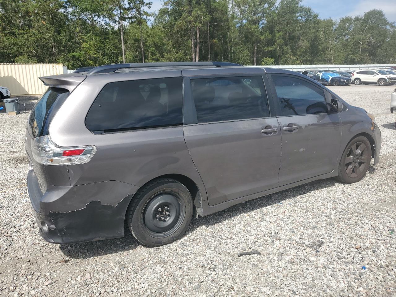 2012 Toyota Sienna Sport - Image 3