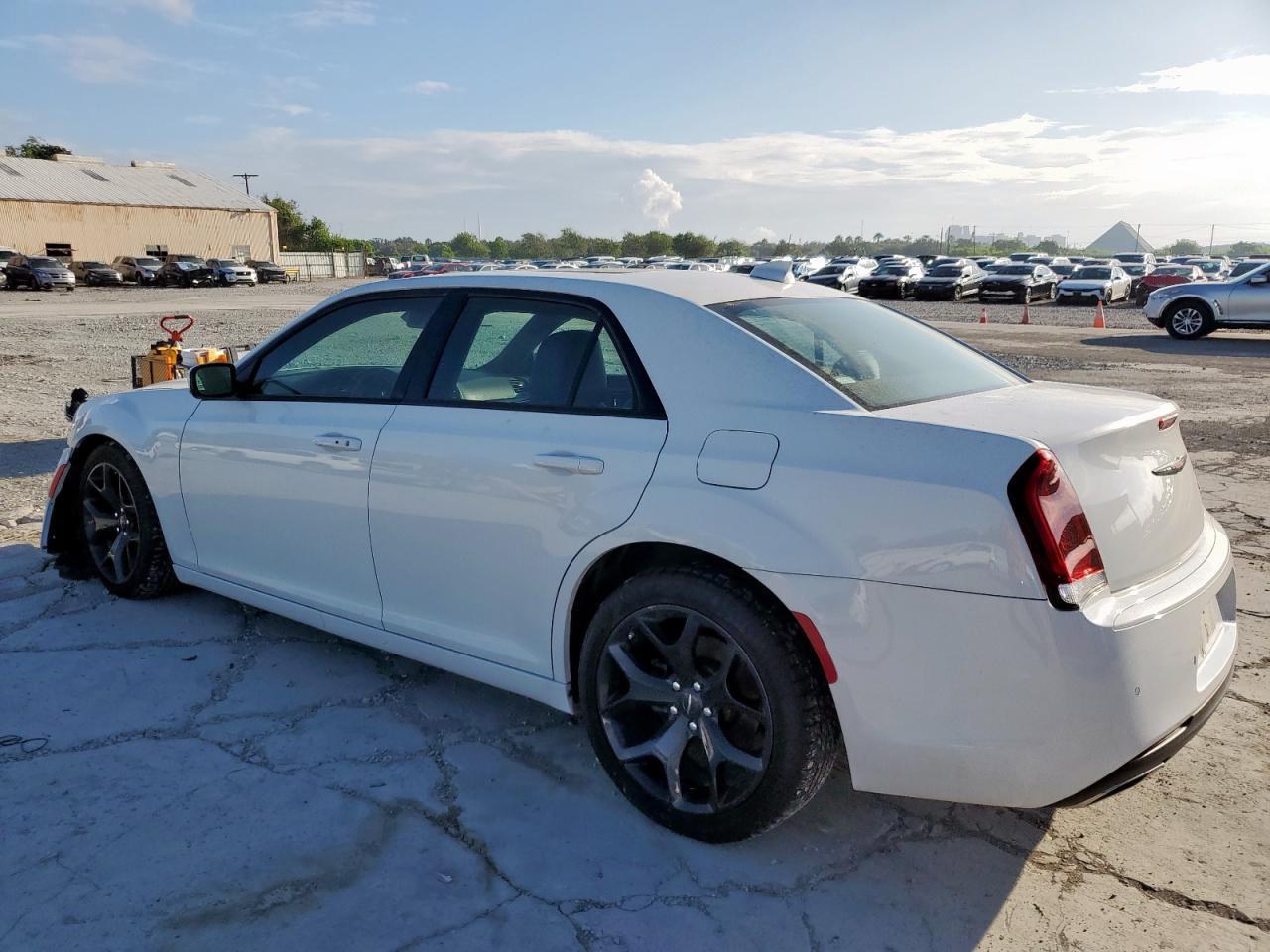 2022 Chrysler 300 S - Фото 2