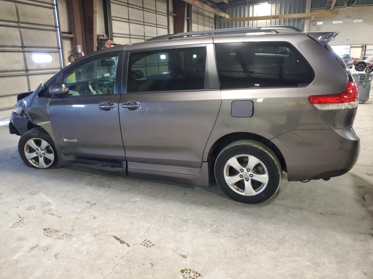 2013 Toyota Sienna Le - Фото 2