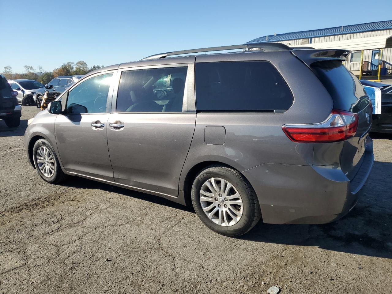 2017 Toyota Sienna Xle - Image 2