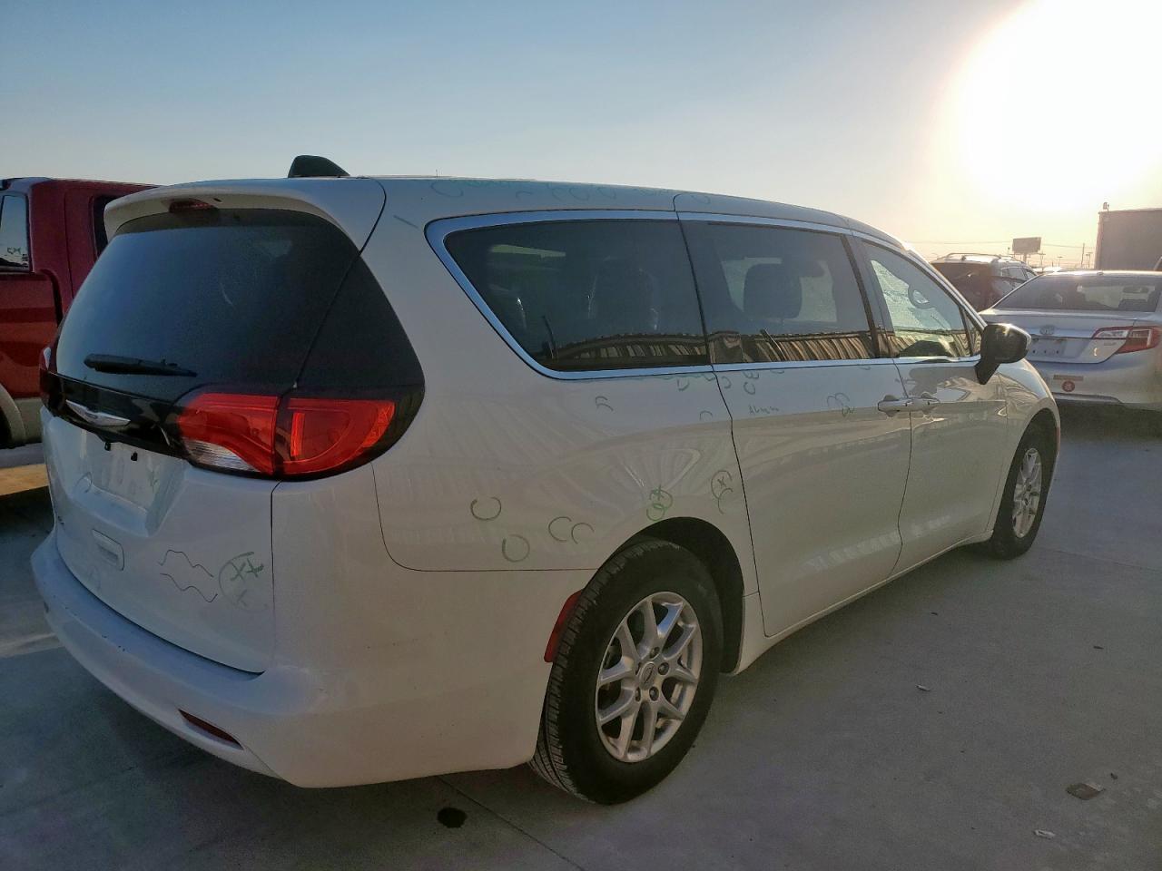 2023 Chrysler Voyager Lx - Фото 3