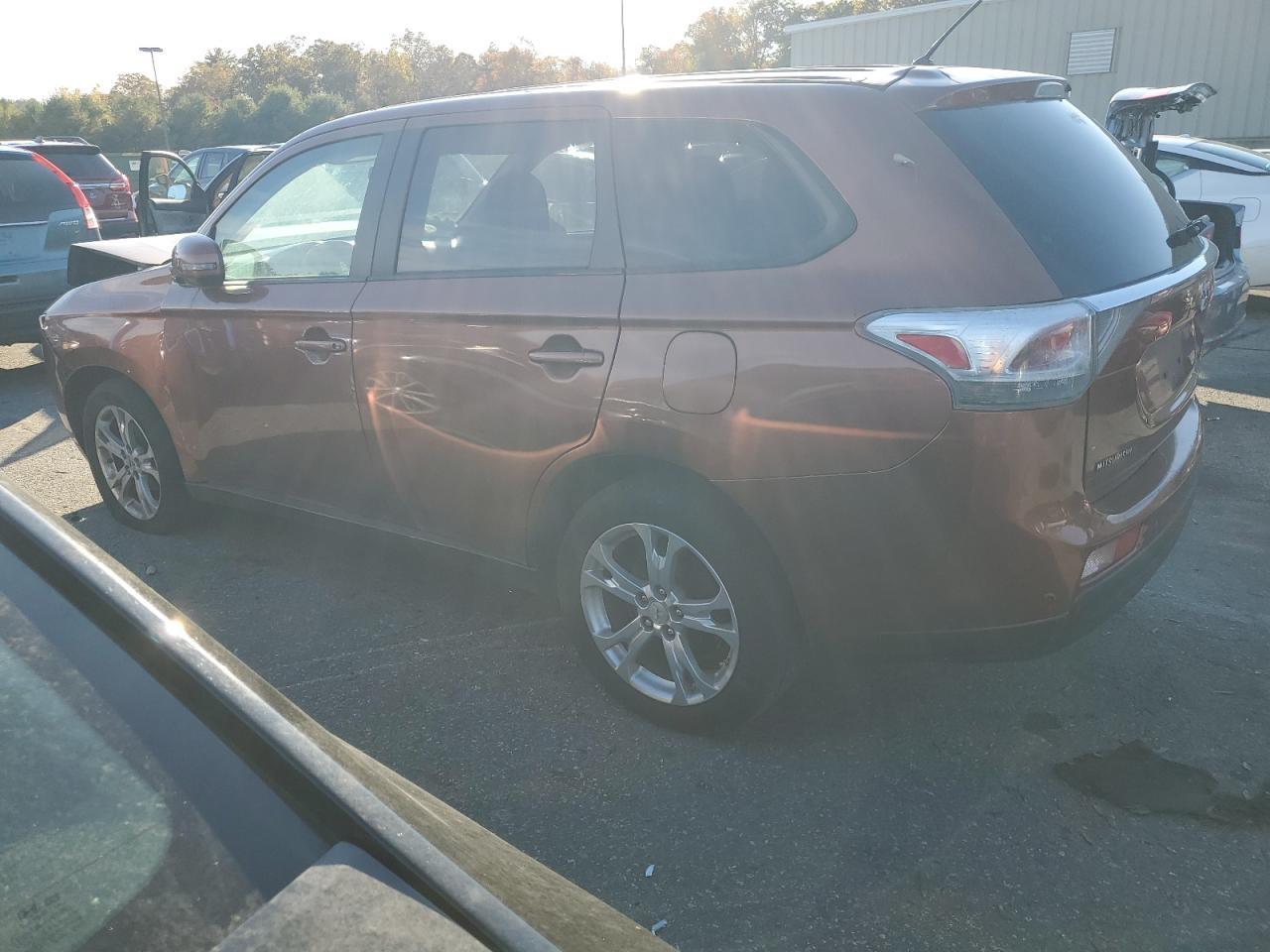 2014 Mitsubishi Outlander Se - Image 2