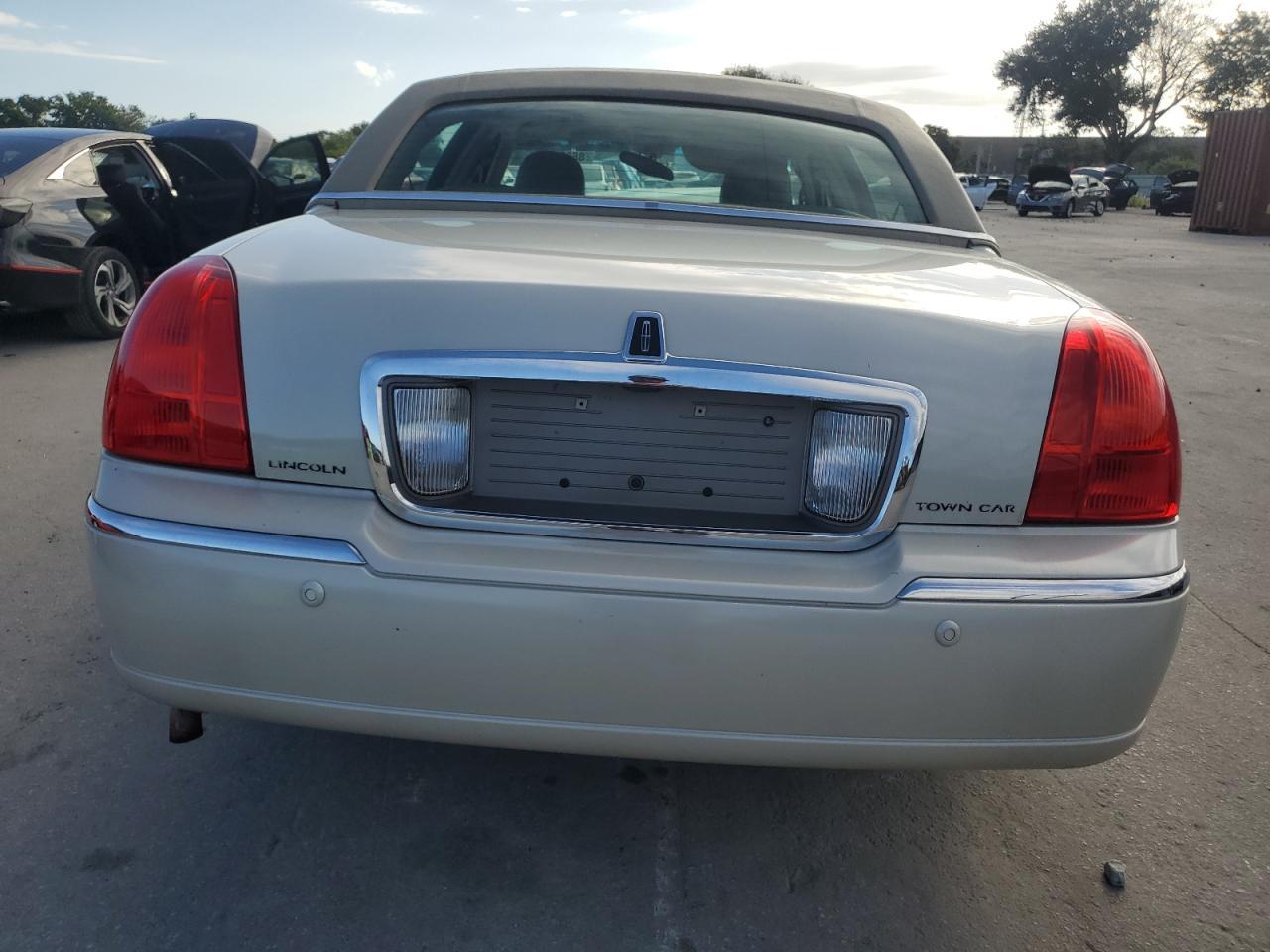 2005 Lincoln Town Car Signature - Image 6