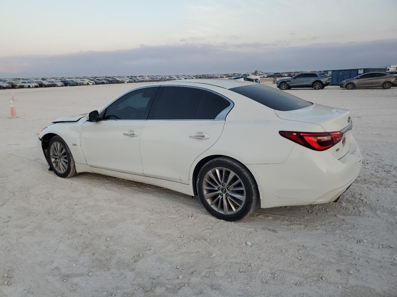 2018 Infiniti Q50 Luxe - Фото 2