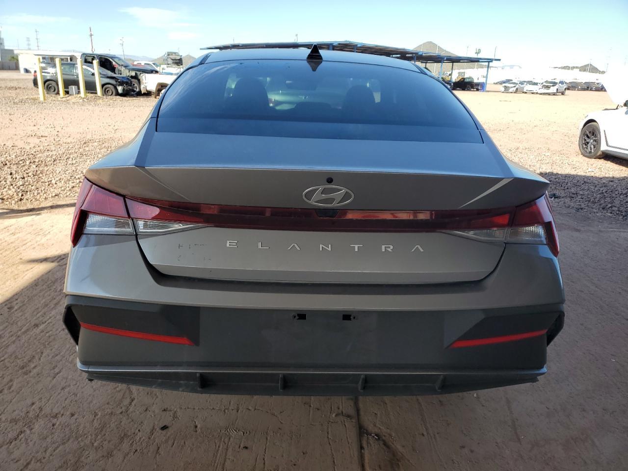 2025 Hyundai Elantra Se - Image 6