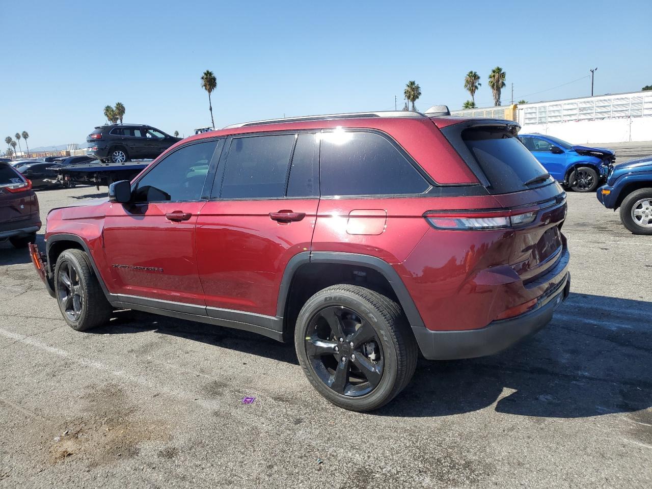 2023 Jeep Grand Cherokee Laredo - Image 2