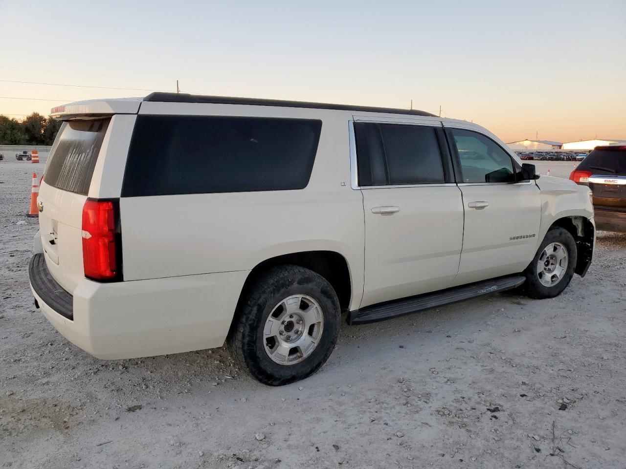2015 Chevrolet Suburban C1500 Lt - Image 3