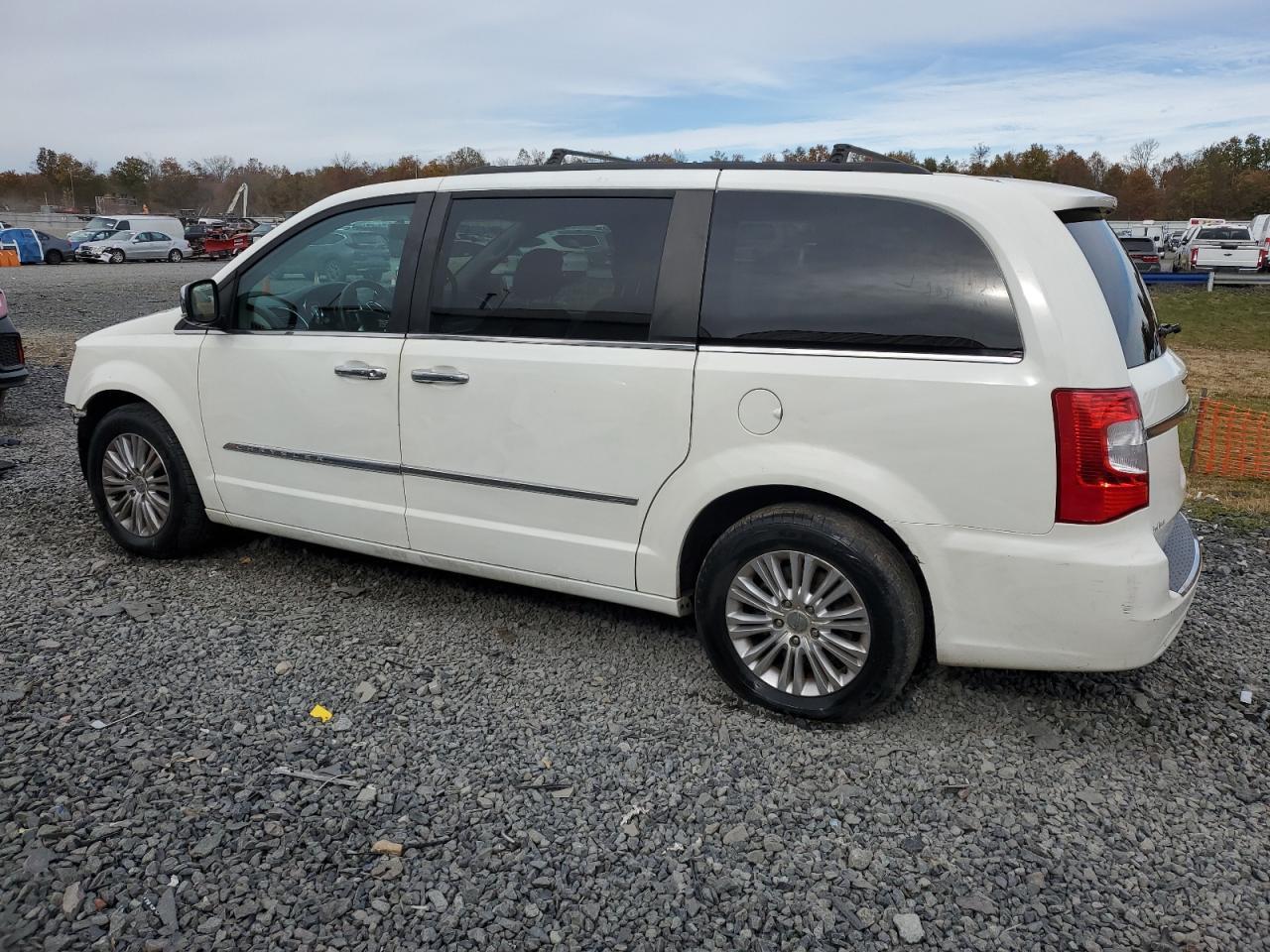 2013 Chrysler Town & Country Touring L - Фото 2