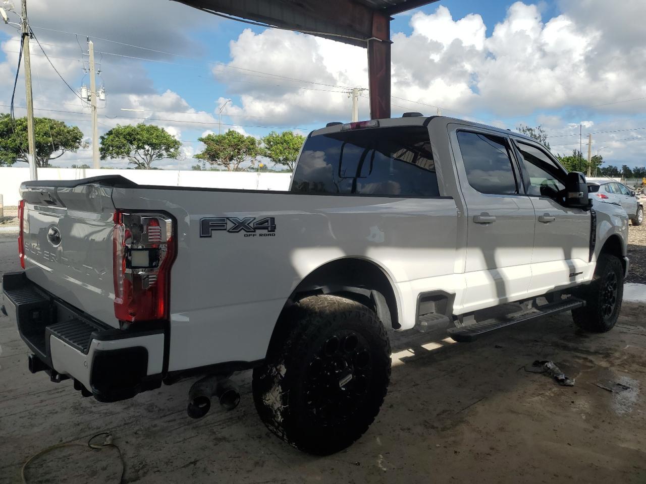 2023 Ford F250 Super Duty - Фото 3