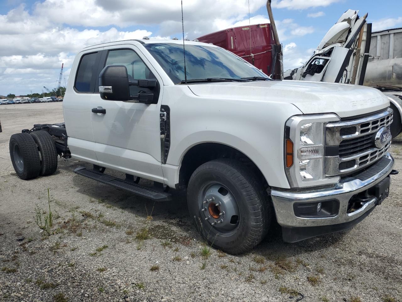 2024 Ford F350 Super Duty - Фото 4